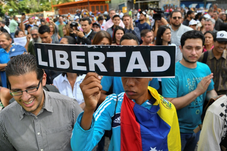 Guaidó y miles de seguidores piden a militares rebelarse contra Maduro - El Pueblo