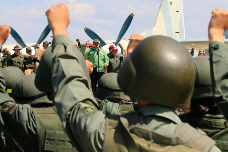 Guaidó y miles de seguidores piden a militares rebelarse contra Maduro
