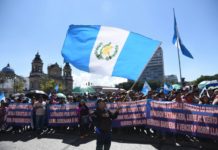 Guatemaltecos marchan por intento de cierre de misión antimafias de ONU