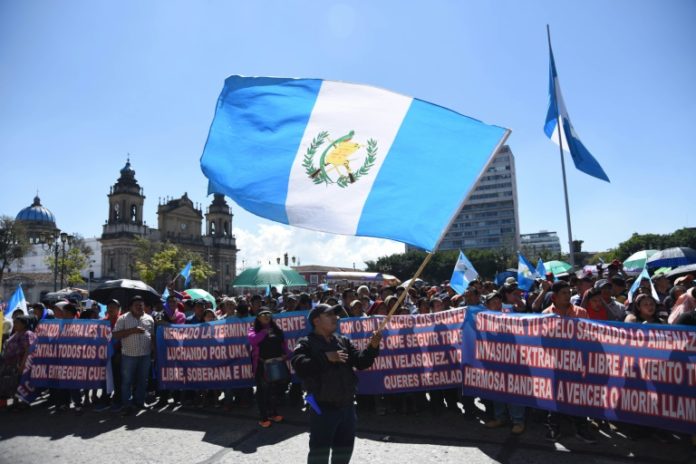 Guatemaltecos marchan por intento de cierre de misión antimafias de ONU