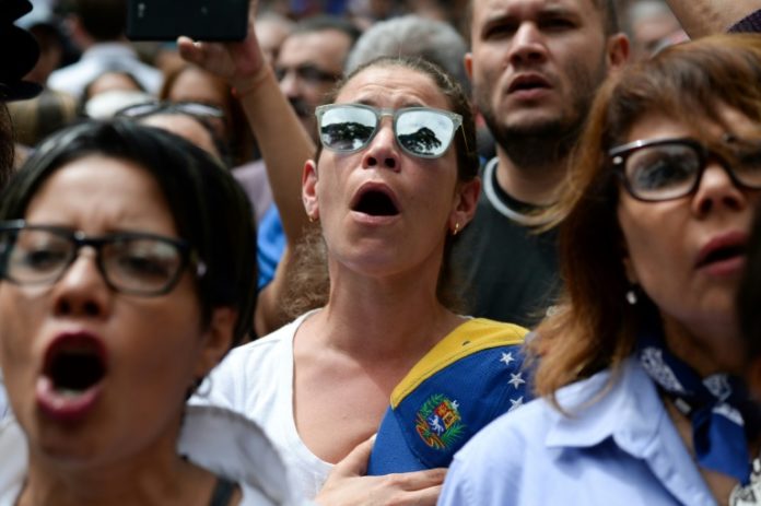 Los venezolanos se debaten entre 