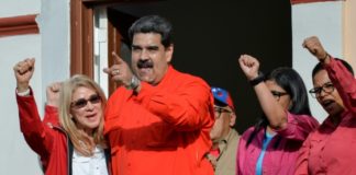 Maduro se apoya en los militares ante respaldo internacional a opositor Guaidó