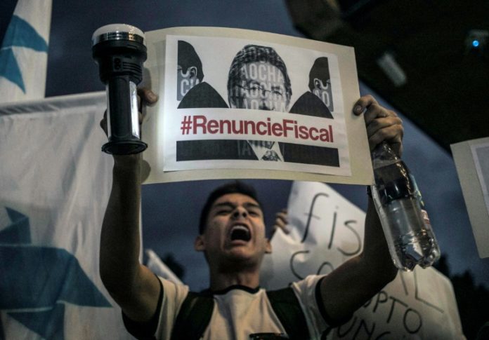 Miles exigen renuncia de fiscal general en Colombia por caso Odebrecht