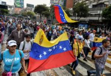 Multitudes de opositores y oficialistas marchan bajo tensión en Venezuela
