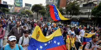 Multitudes de opositores y oficialistas marchan bajo tensión en Venezuela