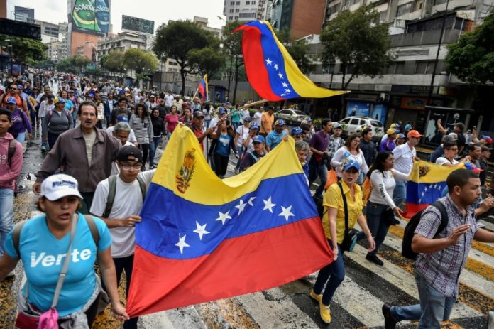 Multitudes de opositores y oficialistas marchan bajo tensión en Venezuela