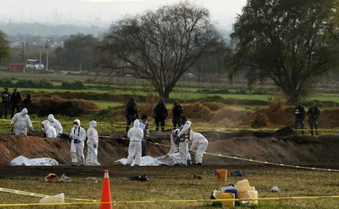 México investiga causas y posible negligencia en explosión del ducto saqueado