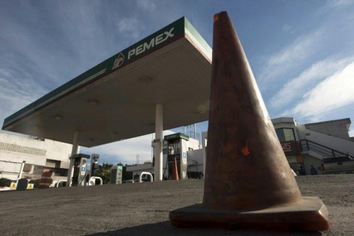 México lanza planes sociales para combatir robo de gasolina
