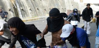 Opositores desafían en las calles segundo mandato de Maduro
