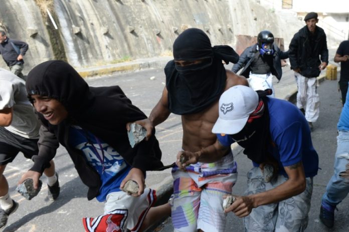 Opositores desafían en las calles segundo mandato de Maduro