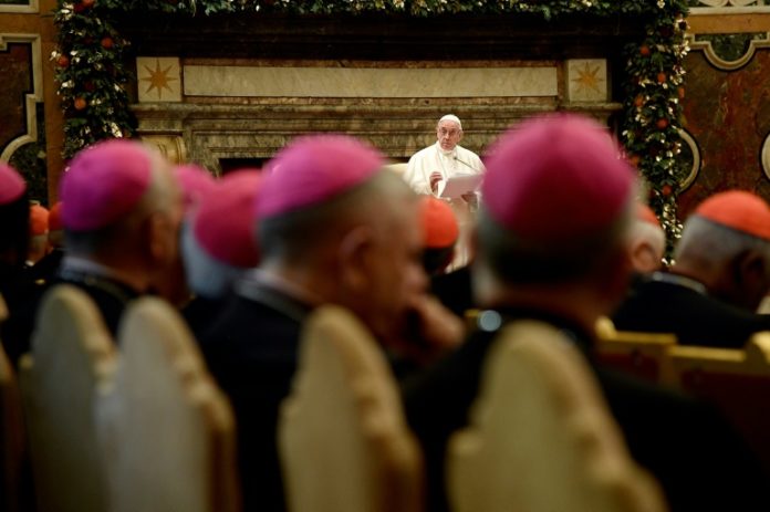 Papa Francisco acepta renuncia de otro cura chileno acusado de pederastia