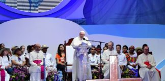 Papa rechaza que migrantes sean vistos como "mal social"