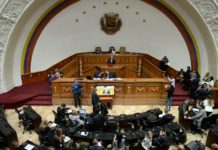 Parlamento de Venezuela ofrece "amnistía" a militares que desconozcan a Maduro
