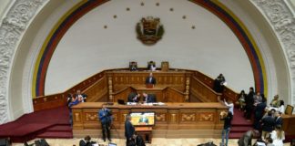 Parlamento de Venezuela ofrece "amnistía" a militares que desconozcan a Maduro