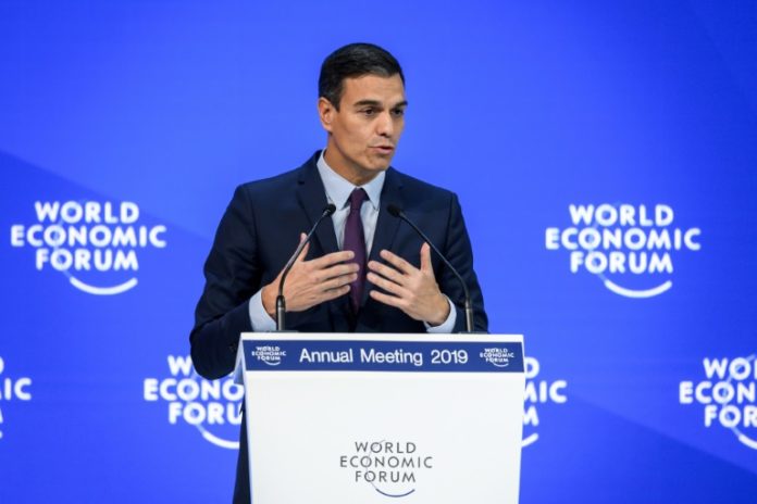 Pedro Sánchez habla por teléfono con Juan Guaidó