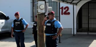 Policía de Nicaragua mantiene asedio a televisora independiente