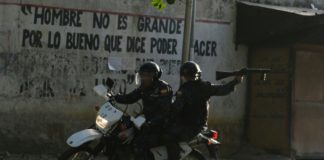 Protestas en Caracas tras fugaz sublevación de grupo de militares contra Maduro