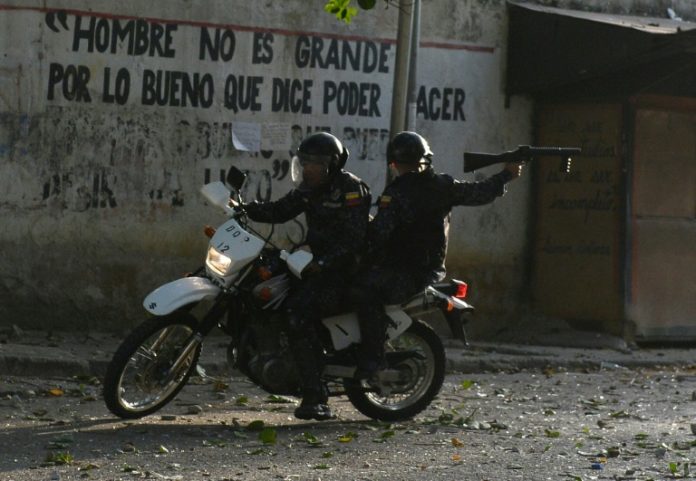 Protestas en Caracas tras fugaz sublevación de grupo de militares contra Maduro