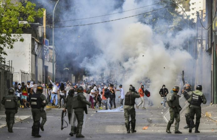 Suben a 26 los muertos en disturbios de esta semana en Venezuela, según ONG