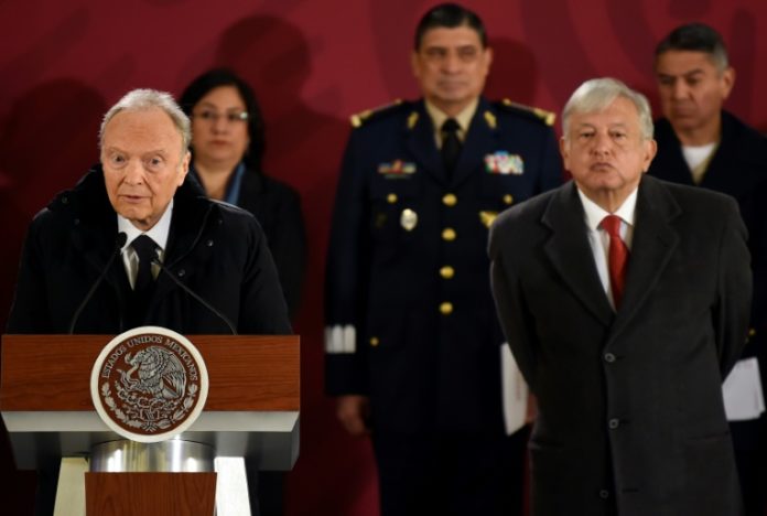 Tres altos funcionarios serán enjuiciados por robo de combustible en México
