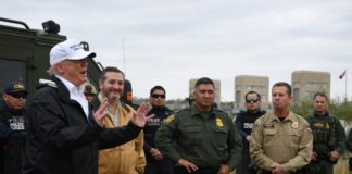 Trump defiende en la frontera con México su proyecto de construir un muro