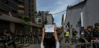 Un 15% de los detenidos por motivos políticos en Venezuela denuncian malos tratos