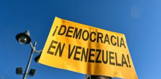 Un centenar de venezolanos repudian al 'usurpador' Maduro en Madrid