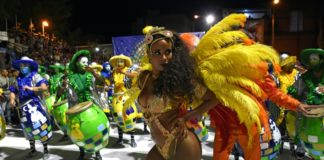 Uruguay inaugura su carnaval, escenario de crítica política en año electoral