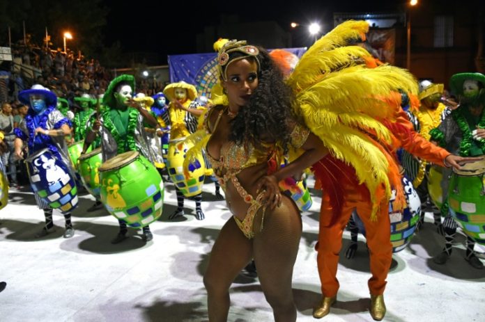 Uruguay inaugura su carnaval, escenario de crítica política en año electoral