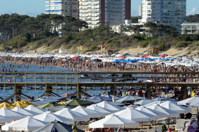 Verano gris en Punta del Este, que resiste los embates de la crisis argentina