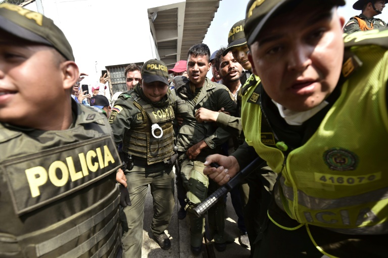 Ayuda humanitaria para Venezuela se repliega tras violento bloqueo de militares - Militares se rinden