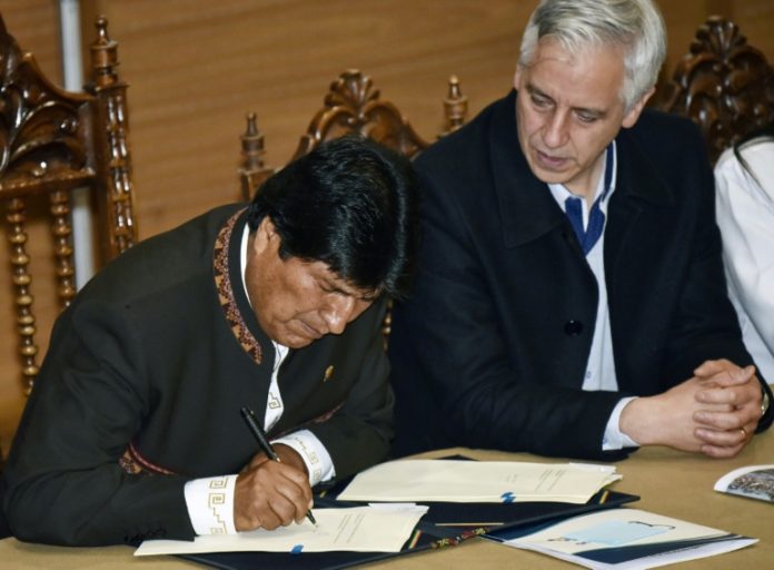 Bolivia pone en marcha plan gratuito de salud que rechazan médicos y regiones