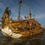 Botan al mar balsa de totora que viajará desde Chile a Australia