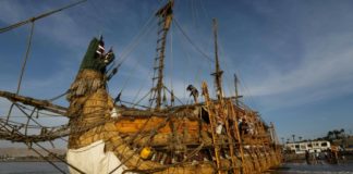 Botan al mar balsa de totora que viajará desde Chile a Australia
