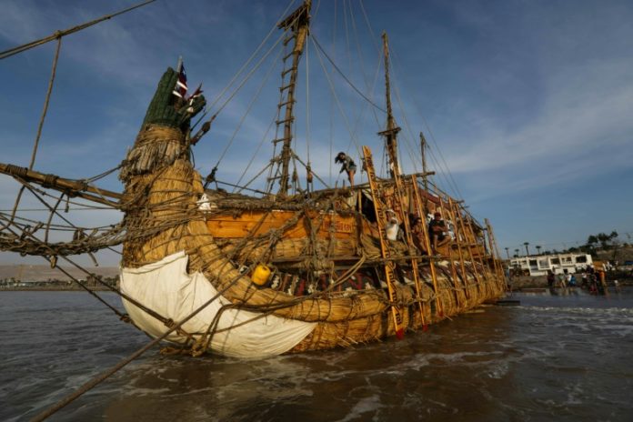 Botan al mar balsa de totora que viajará desde Chile a Australia