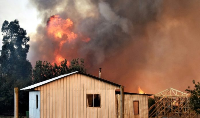 Chile en alerta máxima por incendios en el sur e inundaciones en el norte