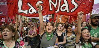 Cientos de mujeres marchan en un 'pañuelazo' en Buenos Aires contra los femicidios