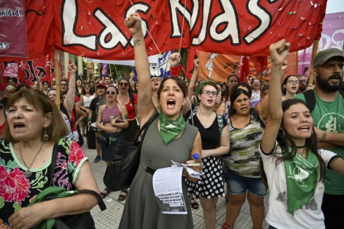 Cientos de mujeres marchan en un 'pañuelazo' en Buenos Aires contra los femicidios