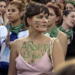Cientos de mujeres realizan "pañuelazo" por el aborto legal frente al Congreso argentino