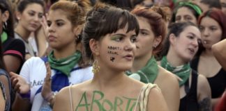 Cientos de mujeres realizan "pañuelazo" por el aborto legal frente al Congreso argentino