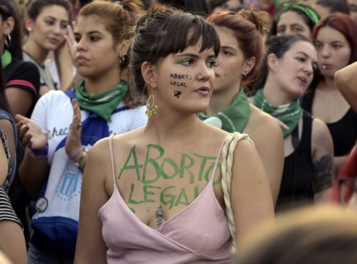 Cientos de mujeres realizan 