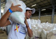 "Contamos contigo": venezolanos piden a militares abrir paso a ayuda desde Colombia