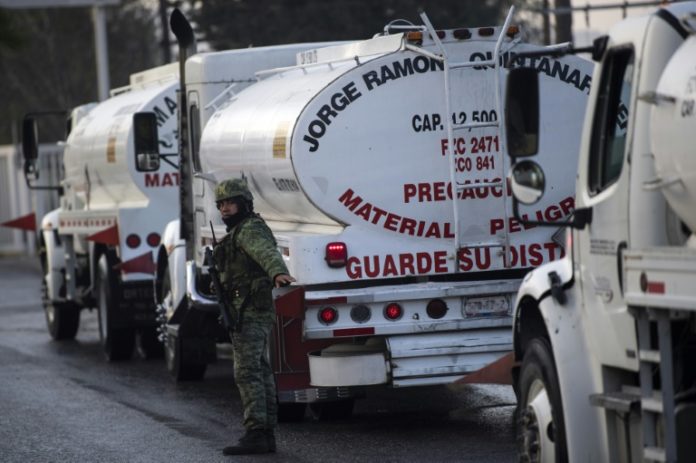 Criminales amenazan a López Obrador por combatir el robo de gasolina en México