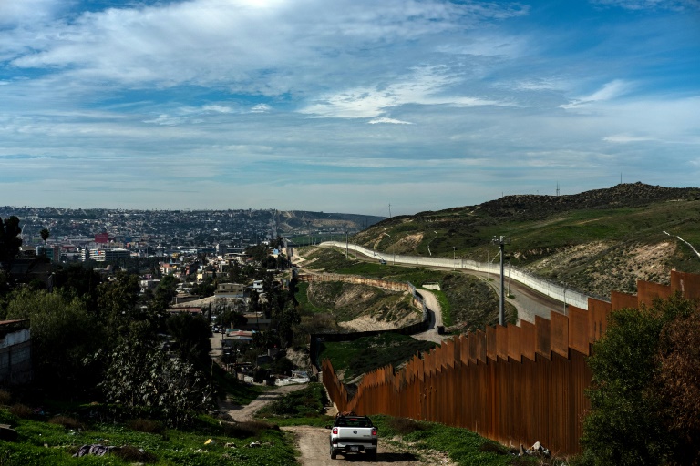 Cámara baja vota contra "emergencia nacional" de Trump para financiar muro fronterizo