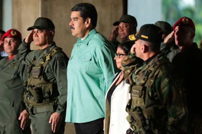 EEUU presiona a Venezuela con nuevas sanciones y prepara avión militar con ayuda