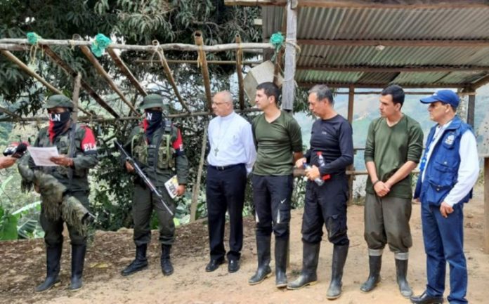ELN libera a tres tripulantes de helicóptero derribado en frontera con Venezuela