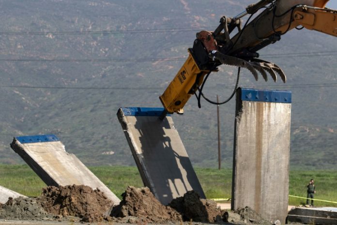 Estados Unidos destruye prototipos de muro en frontera con México