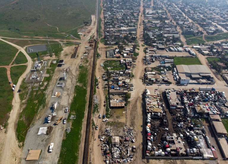 Estados Unidos destruye prototipos de muro en frontera con México