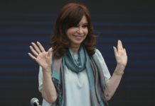 Expresidenta argentina se sienta en banquillo judicial en año electoral
