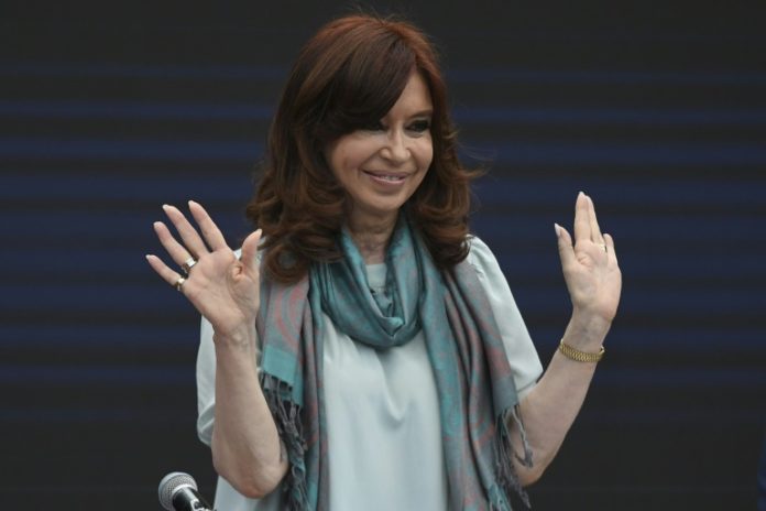 Expresidenta argentina se sienta en banquillo judicial en año electoral